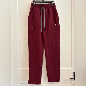 FIGS Burgundy High Waisted Yola Skinny Scrub Pants
XXS/P- elastic waist.